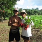 Der Bio-Bauer und Bow mit Rambutan Früchten