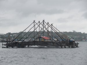 Tintenfischfangboot im Fahrwasser verankert